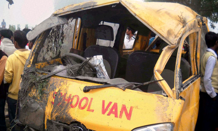 لیہ : ٹرک نے سکول وین کچل دی ، 6 طالب علم جاں بحق school van truck accident lyyah news at girdopesh.com