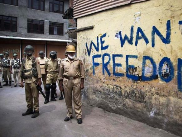 محمد حنیف کا کالم: ’کشمیر بنا ہے فلسطین‘، کٹی ہوئی شہ رگ کا گیت kashmir news at girdopesh.com