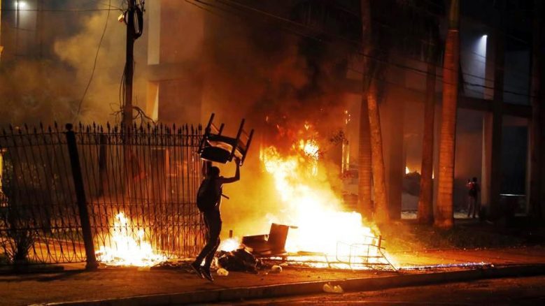 پیرا گوئے میں آمریت کی حامی کٹھ پتلی پارلیمنٹ نذرِ آتش Paraguay congress set ablaze news at girdopesh.com