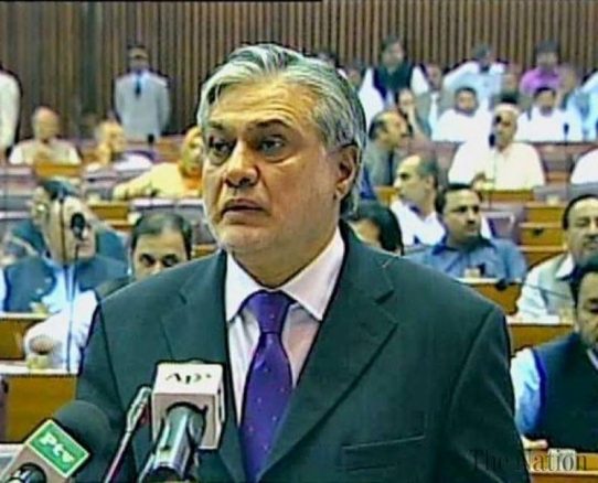 سید مجاہد علی کا تجزیہ:جب اسحاق ڈار اور محسن نقوی ناگزیر ہو جائیں ishaq dar budget