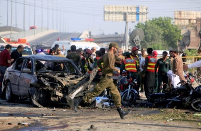 لاہور اور کابل پھر نشانے پر : حل کیا ہے ؟ ۔۔ سید مجاہد علی lahore-blast