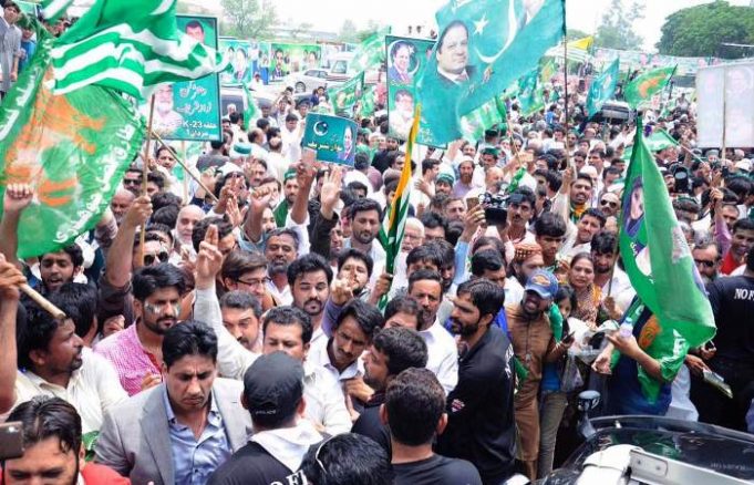 نواز شریف کا قافلہ ۔۔ ہزیمت کو کامیابی قرار دینے کی کوشش ۔۔ سید مجاہد علی Nawaz rally