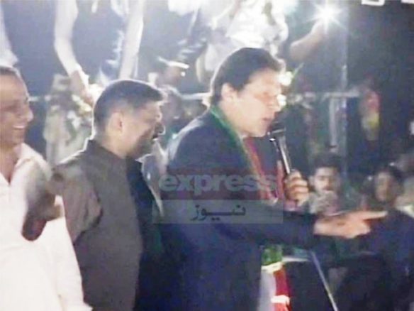 عمران خان بھی جوتے کی زد میں : علیم خان کو جا لگا imran shoe
