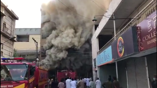 پرنس ڈیپارٹمنٹل سٹور میں آتشزدگی۔آگ پر تاحال قابو نہیں پایا جاسکا۔کروڑوں کامال جل گیا