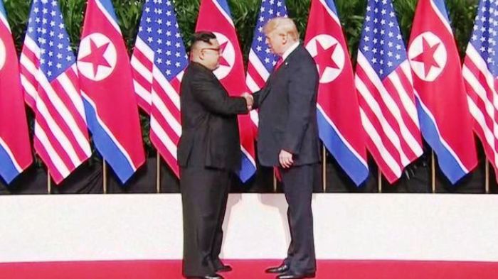 تلخیاں ختم : امریکا اور شمالی کوریا کے سربراہان کی تاریخی ملاقات trump and north korea