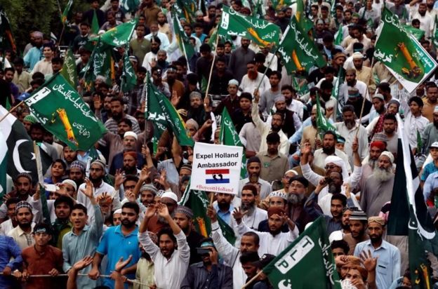 لبیک کی فائرنگ سے مزید تین پولیس اہلکار ہلاک : پنجاب 60 روز کے لیے رینجرکے حوالے labaik rallly
