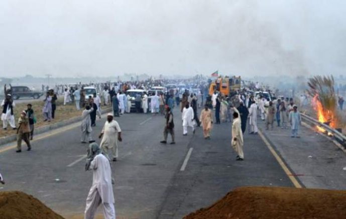 آسیہ کیس میں ہنگامہ آرائی پر 1800 افراد گرفتار dharna