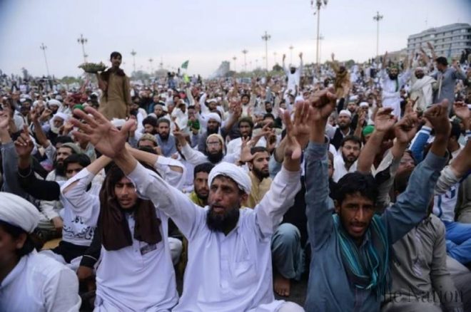 کیا دینی مدارس محکمہ تعلیم کے سپرد کرنے سے مسئلہ حل ہو جائے گا ؟ ۔۔ حسنین رضوی dharna molvi
