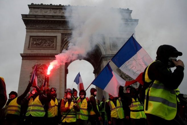 پیٹرول مہنگا ہونے کے بعد پورے فرانس میں ہنگامے : ایمرجنسی کے نفاذ پر غور france-protest