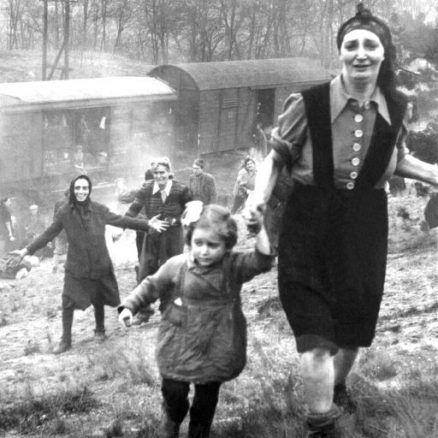 ایک اندھیری رات ، ڈراﺅنا خواب اور حقیقت : گونج / ڈاکٹر عفان قیصر Train Near Magdeburg 1945