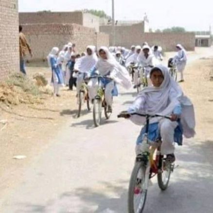 سائیکل پر سکول جانے والی دیہاتی بچیاں مثال بن گئیں girls on cycle