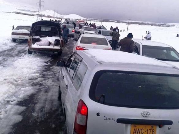 بلوچستان میں شدید برف باری ، زمینی رابطے منقطع : بارشوں سے سیلاب بھی آ گیا quetta snow