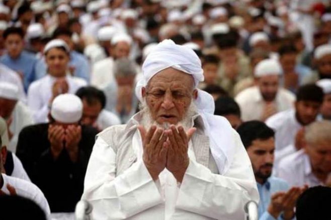 ملک بھر میں دو عیدیں ، فواد چوہدری ہار گئے ، خیبر حکومت پر کڑی تنقید eid kpk