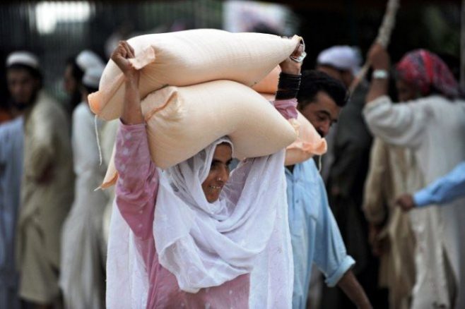 ’ نئے پاکستان میں آٹا40 سے بڑھ کر 70 روپے کِلو، بس آپ نے گھبرانا نہیں ہے‘ flour