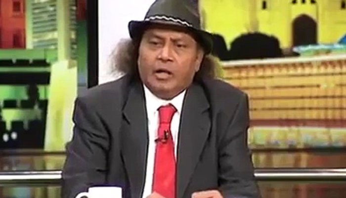 بسوں میں ٹافیاں بیچنے والے امان اللہ کی کٹھن زندگی کا احوال ۔۔ عارف وقار