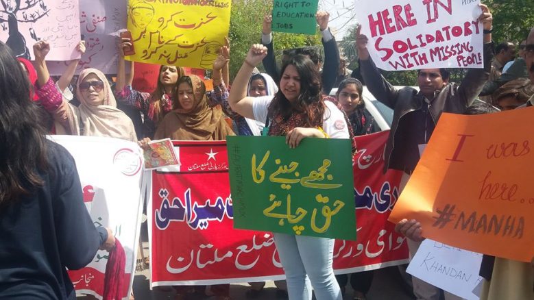 ملک بھر میں خواتین ریلیاں : اسلام آباد میں عورت مارچ پر حیاء مارچ کی شرکاء کا پتھراؤ aurat march multan