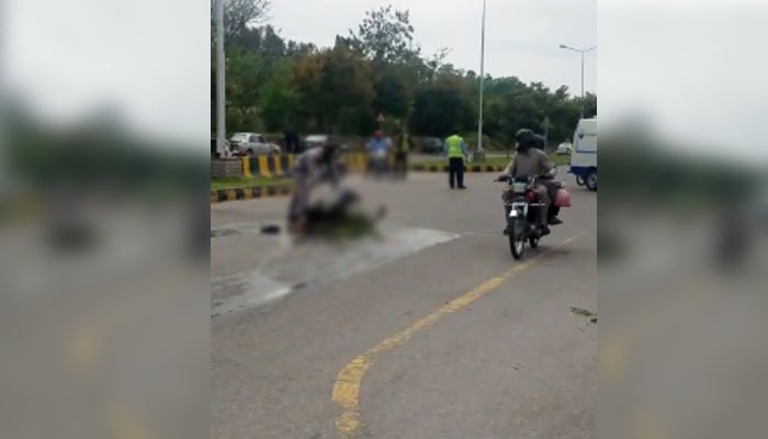 پی ٹی آئی کے ووٹر نے وزیر اعظم ہاؤس کے سامنے خود سوزی کرلی suicide pm house