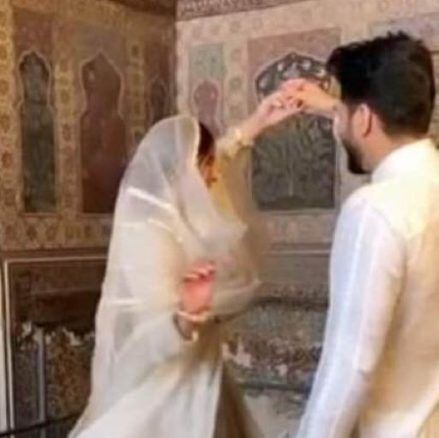 ” ریاست مدینہ“ کی مسجد میں گانے کی شوٹنگ ۔۔ تہمینہ بشیر saba qamar and bilal saeed