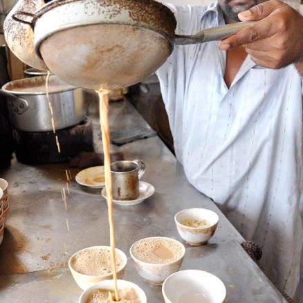 ایم آر ملک کا فیچر : چائے پانی کے بعد سب سے زیادہ پیئے جانے والا مشروب tea