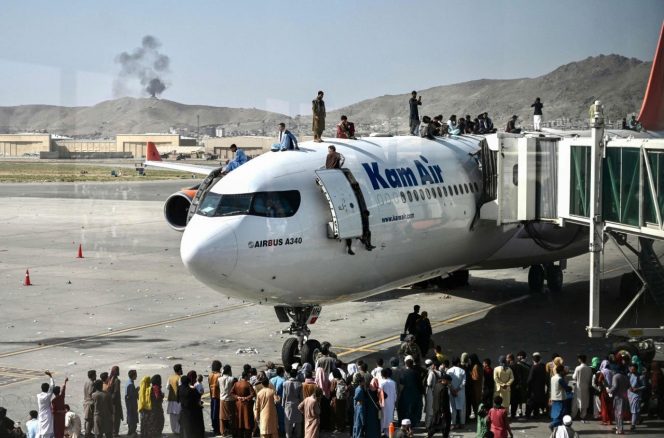 رضی الدین رضی کا کالم : افغانوں کو جہاز سے گرکے مرنے میں کیا سہولت ہے ؟ kabul airport