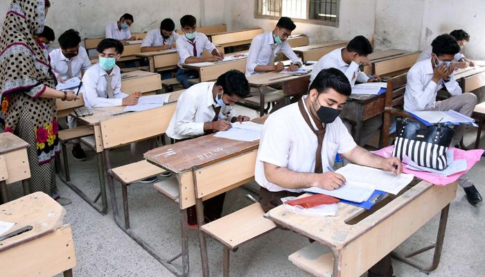ملک بھر میں میڈیکل اینڈ ڈینٹل کالج کیلئے داخلہ ٹیسٹ آج جاری student exam