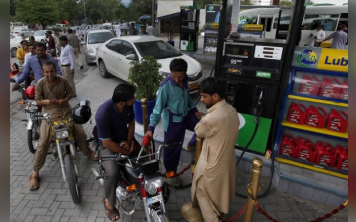 آج رات پیٹرول کی قیمت میں معمولی کمی کا امکان petrol