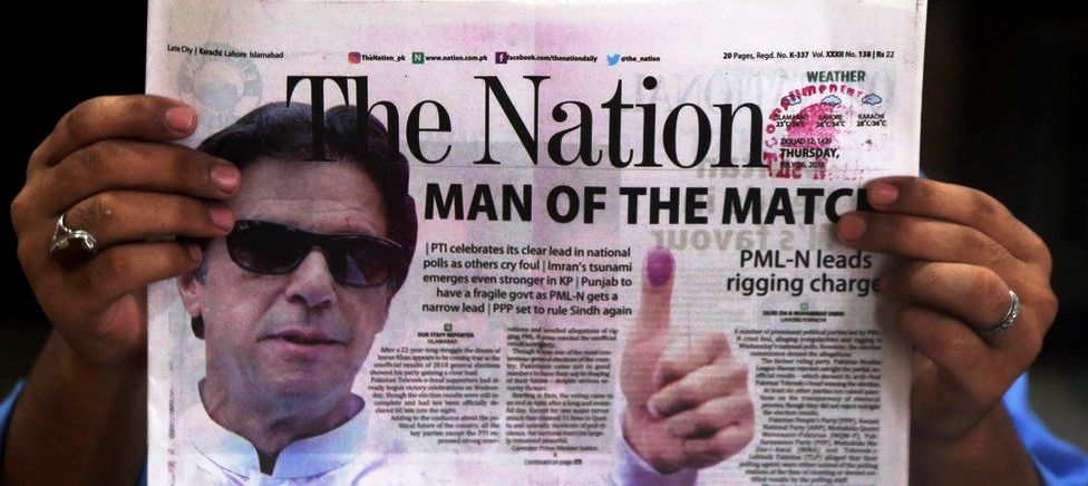 مہتاب حیدر تھہیم کا کالم : اخبار کے پیچھے منہ چھپانے والا دھرنے باز لاڈلا کپتان imran khan newspaper