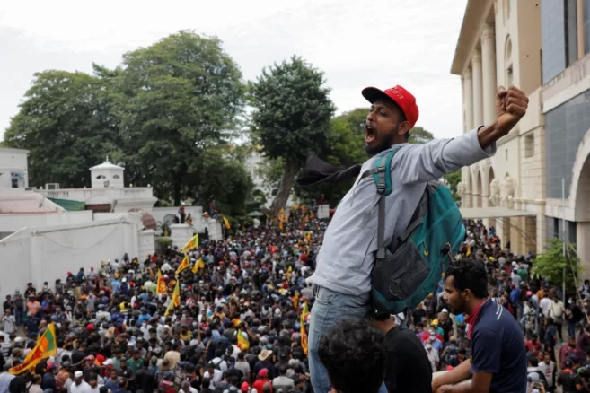 سری لنکا میں مشتعل مظاہرین کا صدر کی رہائش گاہ پر دھاوا، پولیس سے جھڑپ siri lanka protest
