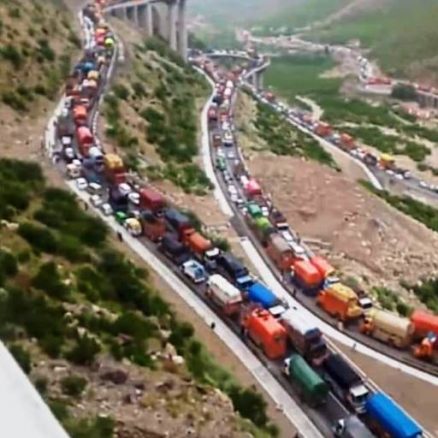 لینڈ سلائیڈنگ کے بعد ہزاروں افراد فورٹ منرو اور ملحقہ سڑکوں پر پھنس گئے fort munro trafic