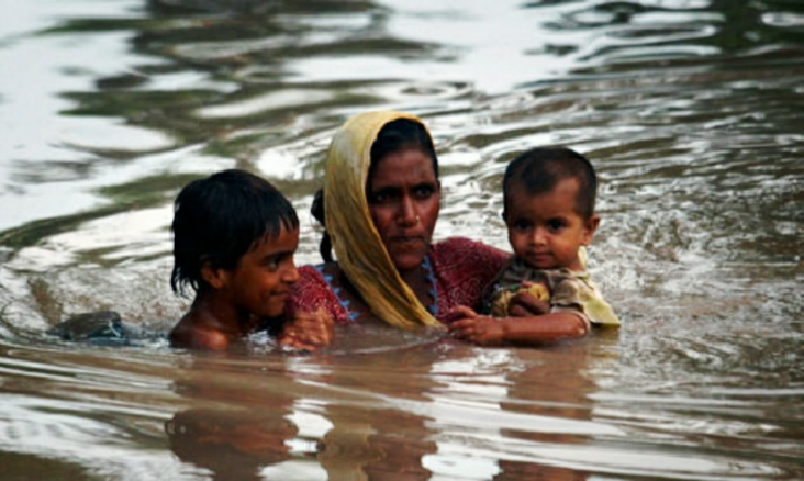 نصرت جاویدکاتجزیہ:نظرانداز کئے افتادگانِ خاک child and mother in flood