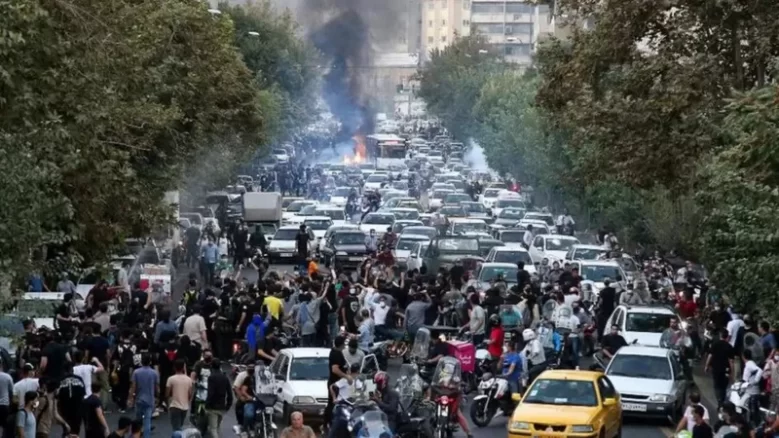 مہسا امینی کے قتل پر احتجاج پورے ایران میں پھیل گیا : 23 ہلاکتیں، سینکڑوں سیاسی و سماجی کارکن گرفتار iran protest