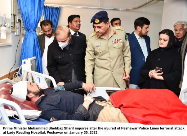 وزیر اعظم اور آرمی چیف پشاور پہنچ گئے،زخمیوں کی عیادت،شہباز شریف آئی جی پر برہم