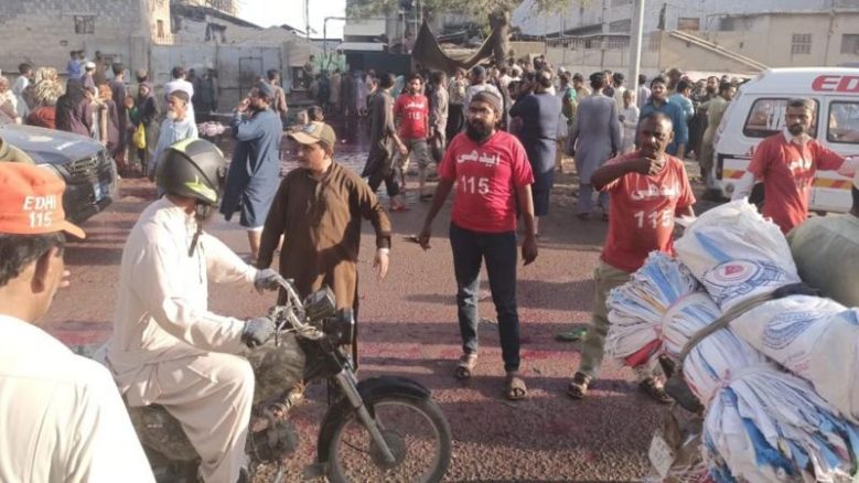 کراچی: زکوٰۃ کی تقسیم کے دوران بھگدڑ، خواتین و بچوں سمیت 11 افراد جاں بحق karachi aid
