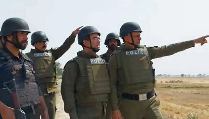 کچے میں آپریشن کا تیسرا روز: پولیس نے ڈاکوؤں کے ٹھکانوں کو آگ لگا دی، ایک ڈاکو ہلاک