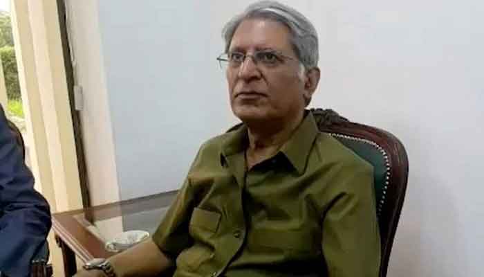 عمران خان نے اپنے لیے خود رکاوٹیں کھڑی کیں، جلدی جیل سے باہرآتا نہیں دیکھ رہا: اعتزاز احسن