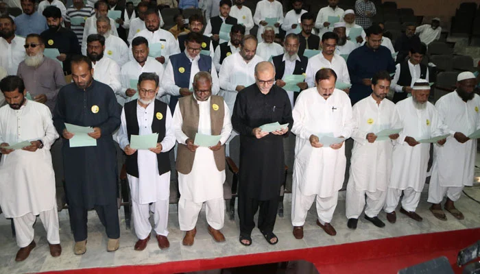 کراچی کے نو منتخب بلدیاتی نمائندوں نے حلف اٹھا لیا