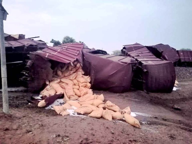 گوجرہ میں مال گاڑی پٹری سے اتر گئی، ٹرینوں کی آمدورفت میں خلل goods train