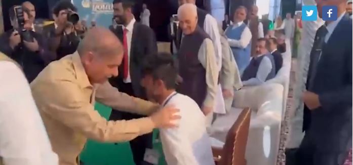 لیپ ٹاپ تقسیم کی تقریب، وزیراعظم نے طالبعلم کو اپنی کرسی پر بٹھا دیا
