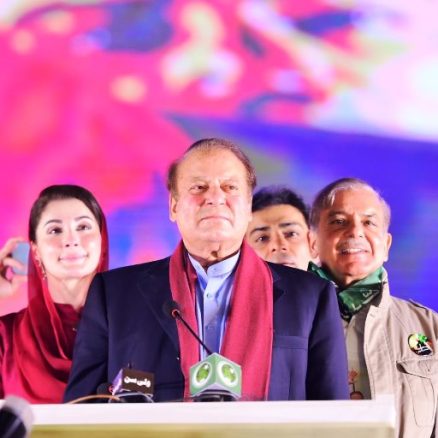سید مجاہد علی کا تجزیہ : کنگز پارٹی بننے کے فوائد اور نقصانات nawaz and maryam