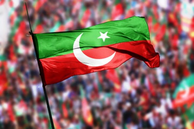 نصرت جاویدکا تجزیہ:تحریک انصاف کا ’’حتمی فاتح‘‘ ہونے کا گمان pti flag