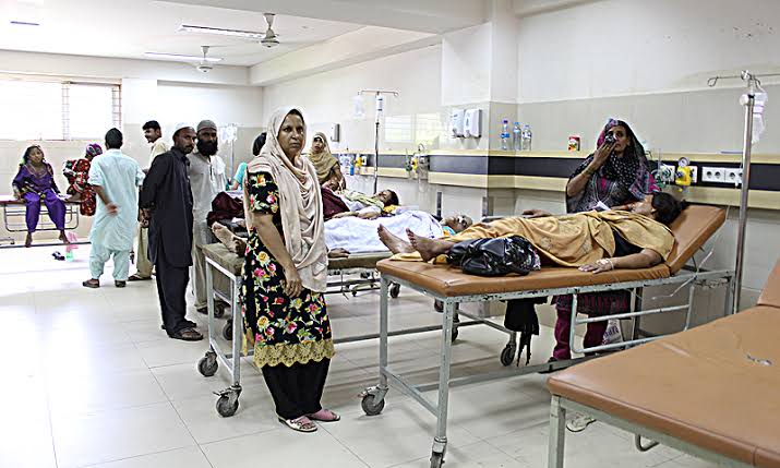 فلاحی ہسپتالوں کو دی گئی ٹیکس چھوٹ ختم کرنے کا فیصلہ women in hospital