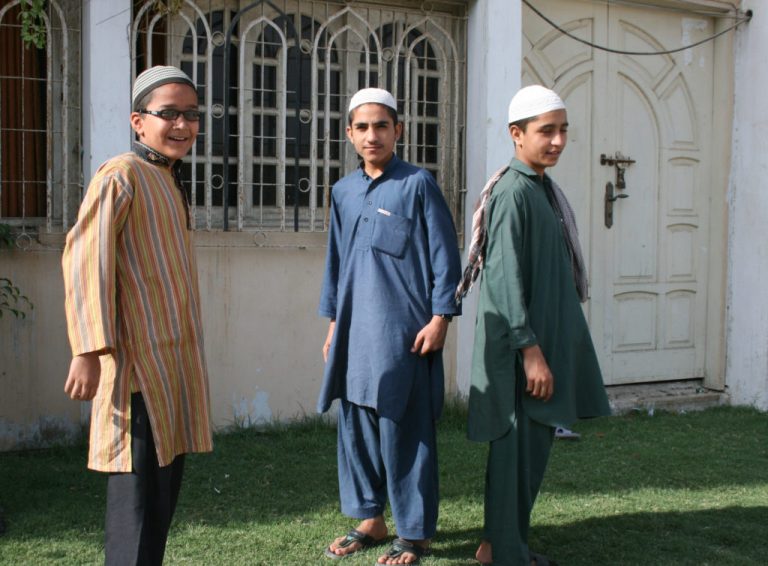 سیدمجاہد علی کا تجزیہ : مدارس کی رجسٹریشن اور مولانا فضل الرحمان کی دھمکیاں madrassa students