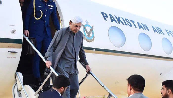 صدر آصف زرداری کا جہاز سے اترتے ہوئے پاؤں فریکچر ہو گیا asif zardari plane