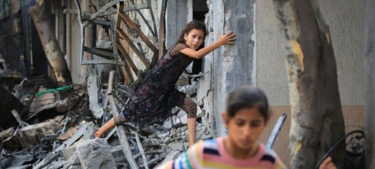 طاقت کا کھیل ۔۔’’ فلسطین میں بچے بڑے نہیں ہوتے : یاسر پیرزادہ کا کالم palestine girl