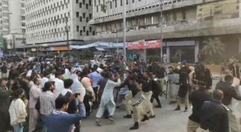 سید مجاہد علی کا تجزیہ: کراچی میں ’سندھ رواداری مارچ‘ پر پولیس تشدد