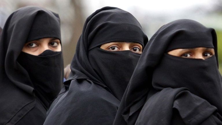 سوئٹزر لینڈ میں خواتین کے برقعہ پہننے پریکم جنوری 2025 سے پابندی کا اعلان