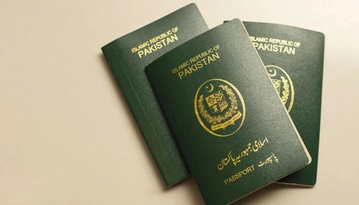 ڈی پورٹ ہونے والے 53 ہزار پاکستانیوں کے پاسپورٹ بلاک pakistan passport