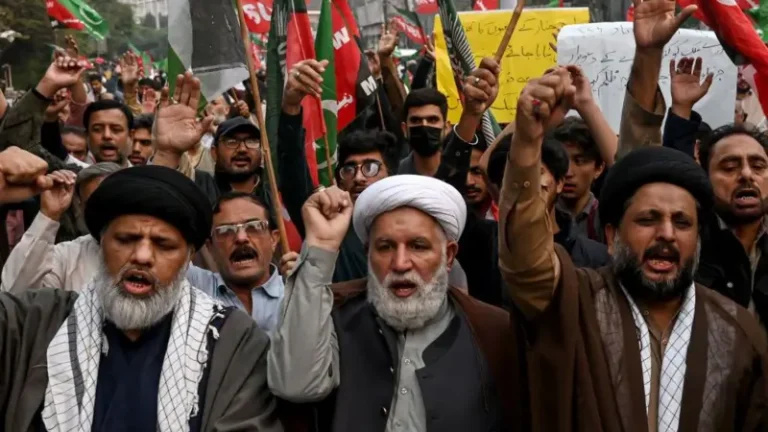 کرّم: سیزفائر کے اعلانات کے باوجود مزید جھڑپیں، ہلاکتوں کی تعداد 100 سے بڑھ گئی parra chinar shia protest