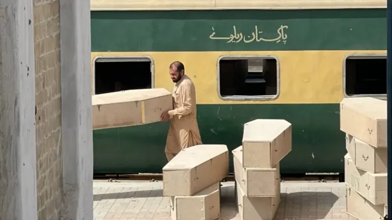 سکیورٹی آپریشن جاری، کوئٹہ ریلوے سٹیشن ’ نو گو ایریا ‘۔۔ 200 سے زیادہ تابوت تیار jaffar express coffins