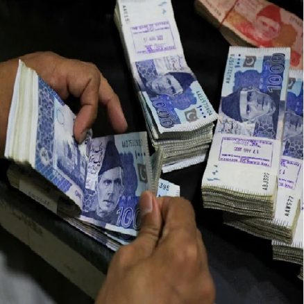 تنخوا ہ داروں کو ریلیف کیلئے بچت اسکیموں اور بینک ڈپازٹ پر ٹیکس میں 2 فیصد اضافے پر غور